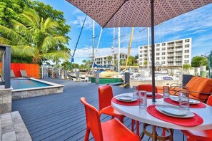 Outdoor dining - Waterfront Condo | Pool | Walk to Las Olas Beach (Fort Lauderdale)