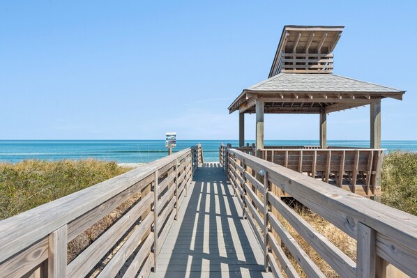 Property grounds - Delightful Diversion: Oceanfront Condo | Shared Pool (Duck)