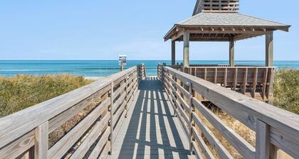 Delightful Diversion: Oceanfront Condo | Shared Pool