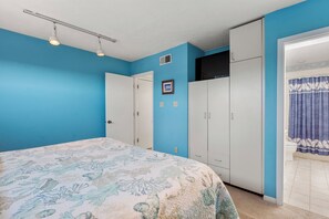 1 dormitorio, tabla de planchar con plancha, wifi y ropa de cama