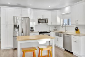 Kjøleskap, ovn, kokeplater og kaffetrakter/tekoker