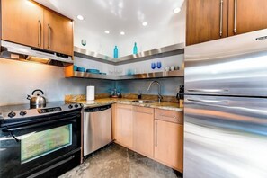 Kj øleskap, mikrobølgeovn, ovn og kjøkkenutstyr