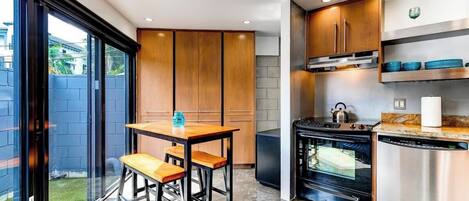 Kjøleskap, mikrobølgeovn, ovn og kjøkkenutstyr