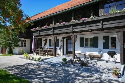 Modern farmhouse for 10 people