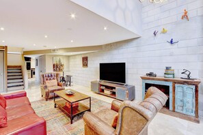 TV - Singer House Waterfront Retreat – 2BR (Fort Lauderdale)