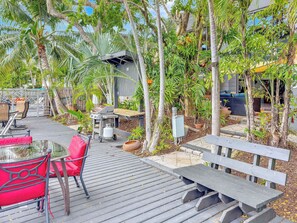Outdoor dining - Singer House Waterfront Retreat – 2BR (Fort Lauderdale)