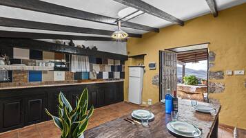 Een koelkast, een koffiezetapparaat/waterkoker