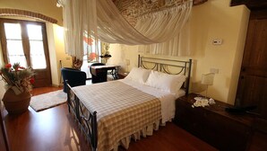 A bedroom with a bed, a desk, and a chair. - Lovely holiday home in Val d’Orcia, with pool and large garden, near Pienza (Pienza)