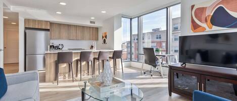 TV, caminetto, studio