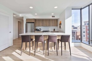 Een koelkast, een microgolfoven, een oven, een kookplaat