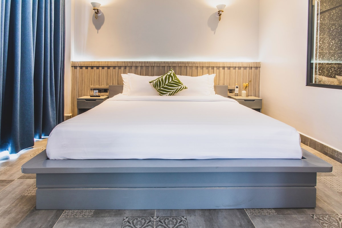 Desk, bed sheets