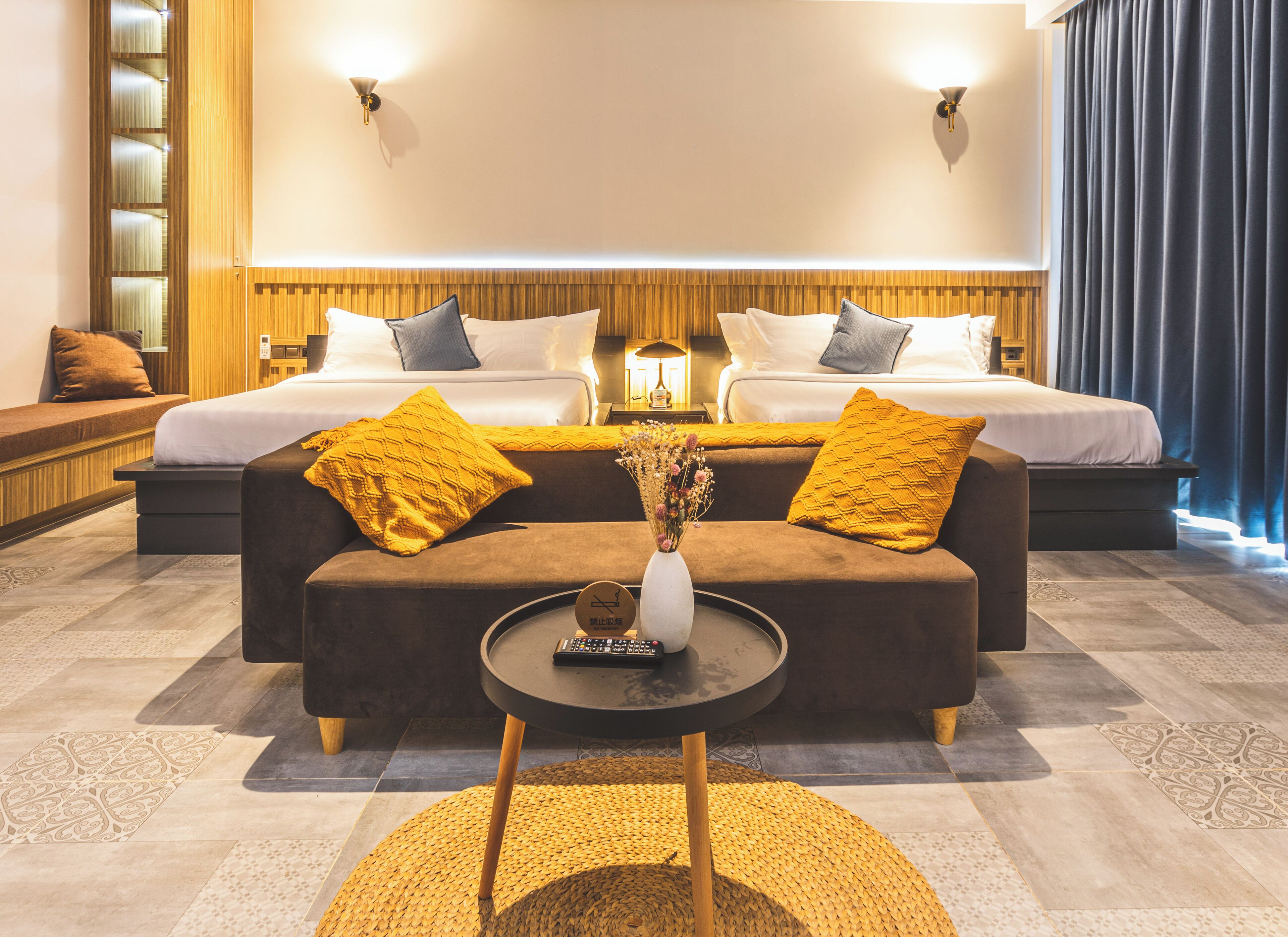 Escritorio y ropa de cama 