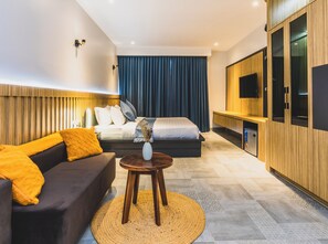 Luksusrom, elveutsikt | Skrivebord og sengetøy