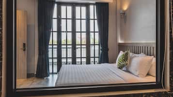 Escritorio y ropa de cama