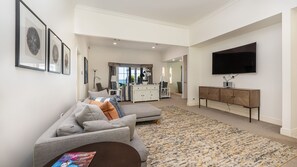 Smart TV, offices - Pelican Views by Property Mums (Mount Eliza)