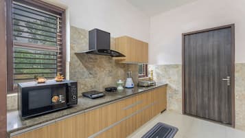 Luxury Villa, 5 Bedrooms, Balcony, Garden View | Private kitchenette