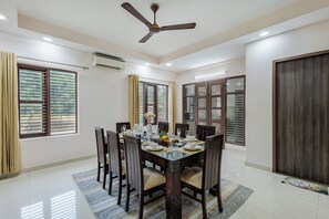 Luxury-Villa, 5 Schlafzimmer, Balkon, Gartenblick | Esszimmer