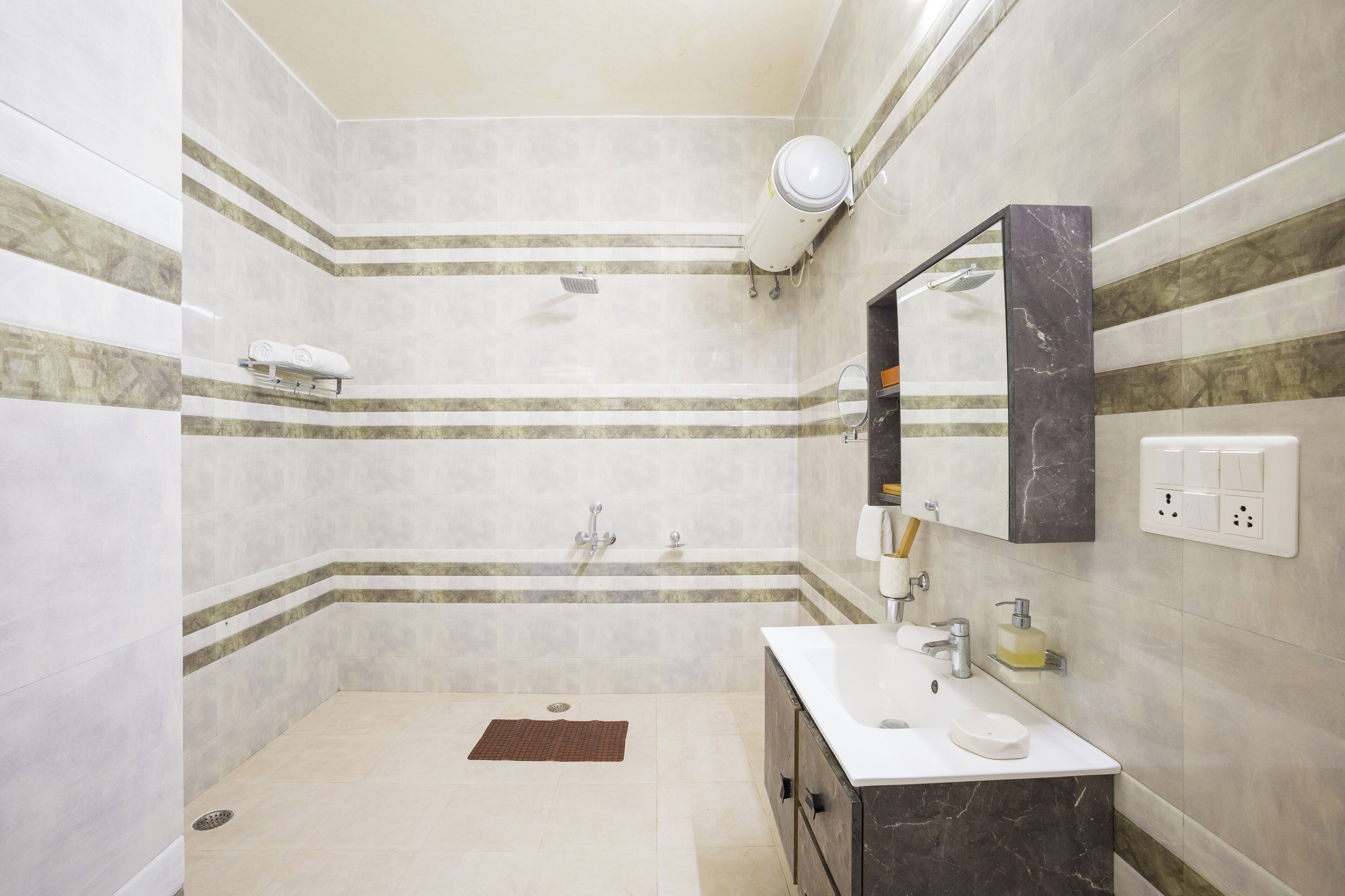 Un baño moderno con ducha, lavamanos y espejo.