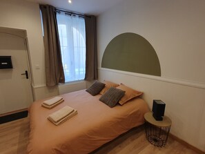 1 bedroom, WiFi, bed sheets - Charming studio in Lisle / Tarn - Modern comfort in the heart of the medieval town (Lisle-sur-Tarn)