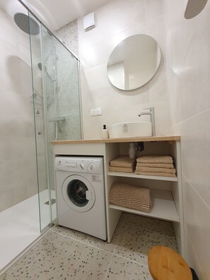 Serviettes fournies, savon, papier toilette