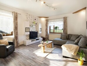 House | Living area - Apartment Spacious Apartment (Ballenstedt)