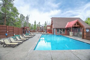 Et oppvarmet basseng