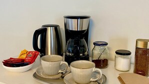 A tray with two cups, a coffee maker, a jar of sugar, a jar of spices, and packets of tea. - Cozy room in Remich (Remich)
