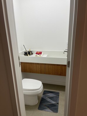 SĂšche-cheveux, serviettes fournies, savon, papier toilette