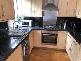 Apartamento | Cocina privada | Frigorífico, microondas, horno y placa de cocina