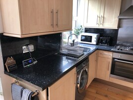 Apartamento | Cocina privada | Frigorífico, microondas, horno y placa de cocina