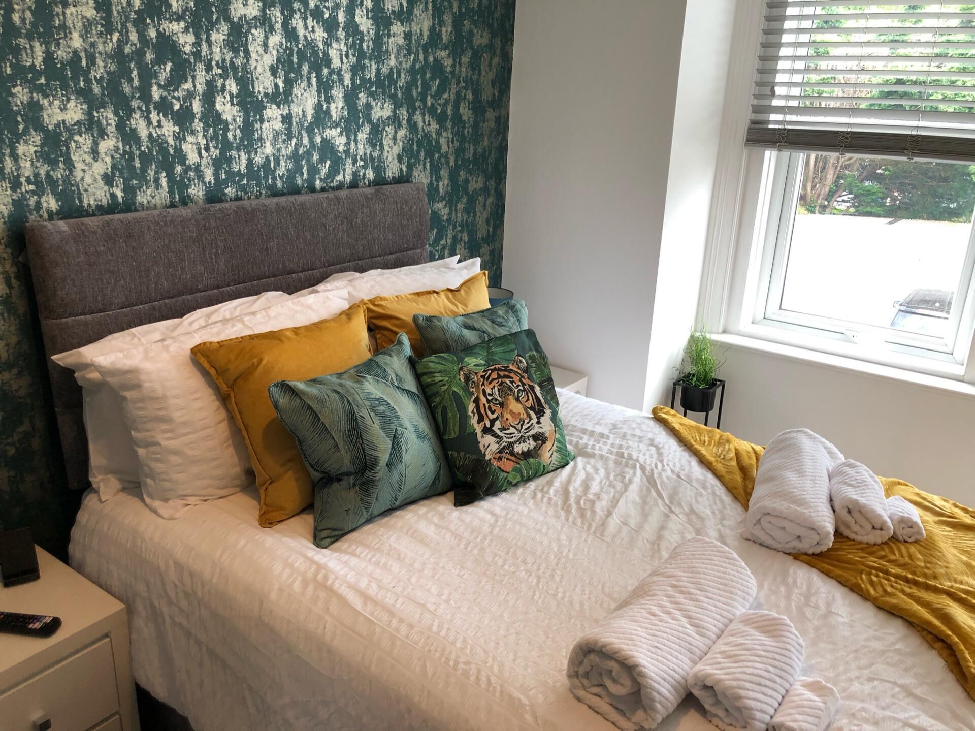3 bedrooms, iron/ironing board, WiFi (free), bed sheets