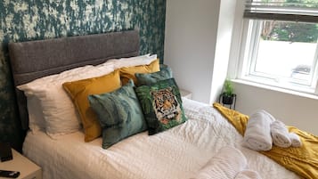 3 bedrooms, iron/ironing board, WiFi (free), bed sheets