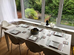 Apartment | Dining - Apartmentsleeps6-balcony-freep-whiterabbitretreat (Bournemouth)