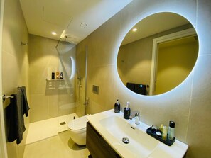 Regadera, bidet, toallas, jabón 