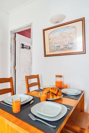 Family Apartment, 2 Bedrooms, Non Smoking | Living area | 32-inch TV with cable channels - Lisbon Viewpoint Retreat (Lisbon)