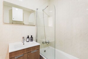Family Apartment, 2 Bedrooms, Non Smoking | Bathroom - Lisbon Viewpoint Retreat (Lisbon)