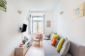 Familienapartment, 2 Schlafzimmer, Nichtraucher | Wohnbereich | 32-Zoll-Fernseher mit Kabelempfang