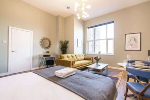 2 chambres, bureau, fer et planche à repasser, lit parapluie