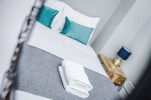 2 makuuhuonetta, työpöytä, silitysrauta/-lauta, vauvan matkasänky