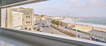 Host & Stay | Beachside Gallery