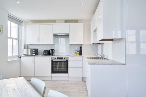 Host & Stay | Beachside Gallery