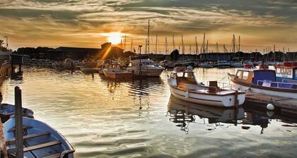 Host & Stay | Beachside Gallery