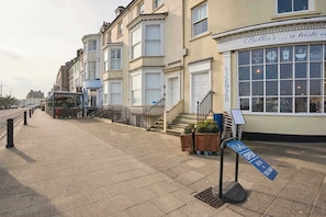 Exterior - Host & Stay | Beachside Gallery (Weymouth)