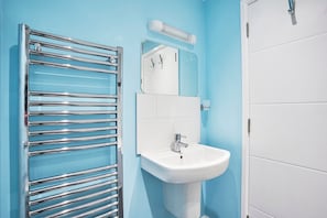 Shower, hair dryer, towels - Host & Stay | Beachside Gallery (Weymouth)