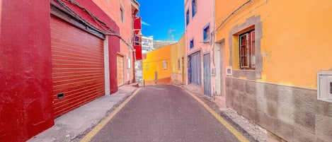 المنطقة المحيطة بالمنشأة
