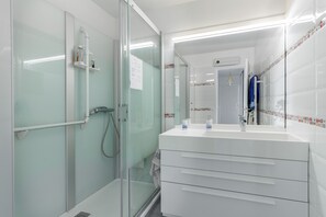 Dusche, Haartrockner, Handtücher, Toilettenpapier