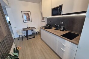 Frigorifero, microonde, piano cottura, macchina per tè/caffè