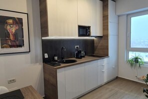 Réfrigérateur, micro-ondes, plaque de cuisson, cafetière/bouilloire