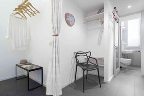 Shower, hair dryer - Sunrise lofts. (Napoli)