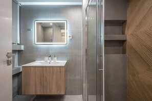 Shower, hair dryer, towels, soap - Home in Athens (Kallithea)